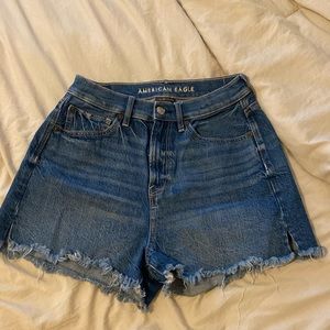 Women’s American Eagle 90’s frayed shorts